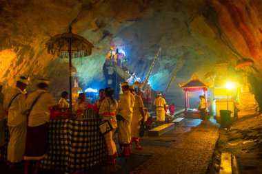 Endonezya 'nın Nusa Penida adasındaki Goa Giri Putri tapınağının içinde.