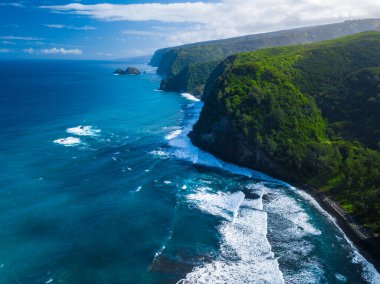 Büyük Ada 'nın kuzey sahilinin havadan görünüşü, Pololu Vadisi yakınlarında, Hawaii