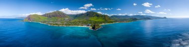 Hawaii, Makaha Vadisi yakınlarındaki Oahu 'nun batı sahilindeki hava manzarası.