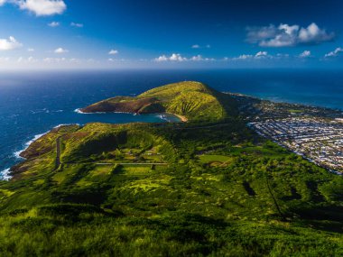 Hanauma Körfezi ve Oahu adasının tepe arazisi, Koko Krateri, Hawaii manzaralı.