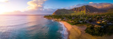 Oahu 'nun batı kıyısındaki Papaoneone plajının havadan manzarası. Hawaii, ABD