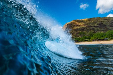 Hawaii 'nin batı kıyısındaki Oahu, Hawaii, ABD' de bulunan Tracks adlı sörf noktasının mavi Hawaii dalgası.