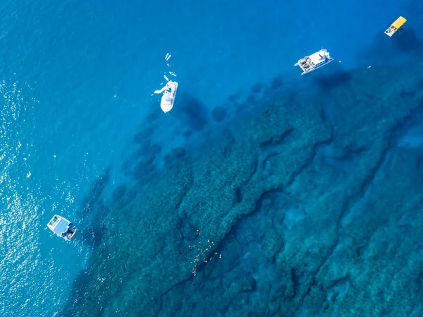 Widok Powietrza Łodzie Oceanie Zakotwiczone Krawędzi Rafy Koralowej Grupa Snorkelerów — Zdjęcie stockowe