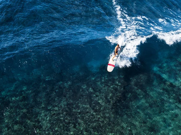 オアフ島 ハワイの完璧な透明な波に乗ってサーファーの空中ビュー — ストック写真