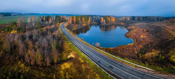 Panorama Aérien Route Asphaltée Tournant Près Petit Lac Avec Des — Photo