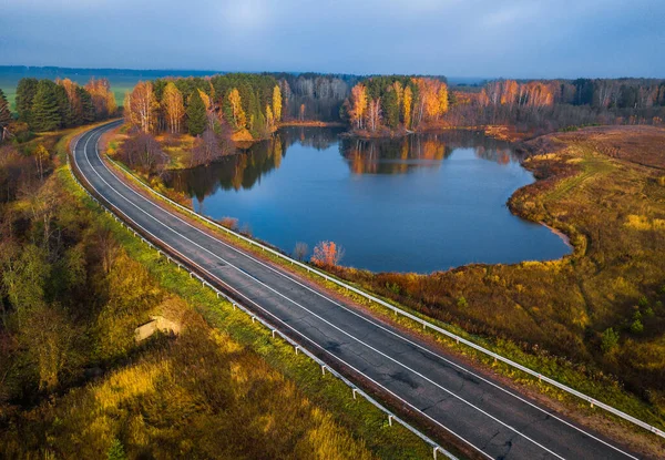 Asfalt Krzywe Drogowe Pobliżu Małego Jeziora Kolorowych Jesiennych Drzew Jego — Zdjęcie stockowe