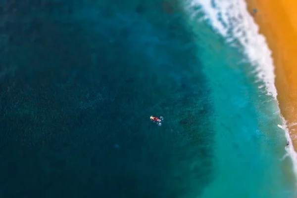 Luftaufnahme Des Longboard Surfers Der Bucht Mit Gelbem Sand Neigungseffekt — Stockfoto