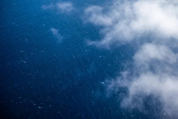 Widok Powietrza Powierzchnię Morza Chmurami Nad Nim — Zdjęcie stockowe