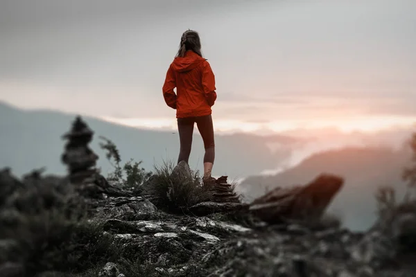 远足者站在悬崖上 欣赏着被岩石和堆积如山的石头环绕的日落 阿尔泰共和国 俄罗斯 — 图库照片