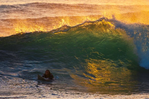 Surfista Jovem Vai Começar Montar Grande Onda Quebrando Bihind Ela — Fotografia de Stock