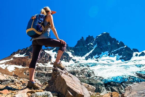 Mujer Excursionista Levanta Sobre Las Rocas Disfruta Vista Glaciar Del — Foto de Stock