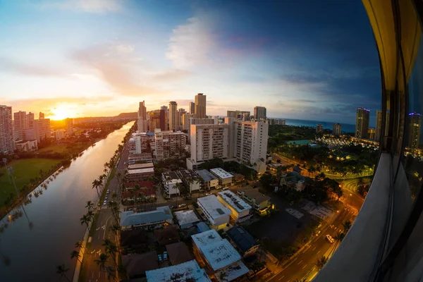 Imagen Compuesta Ciudad Honolulu Durante Amanecer Sol Sale Izquierda Resalta —  Fotos de Stock