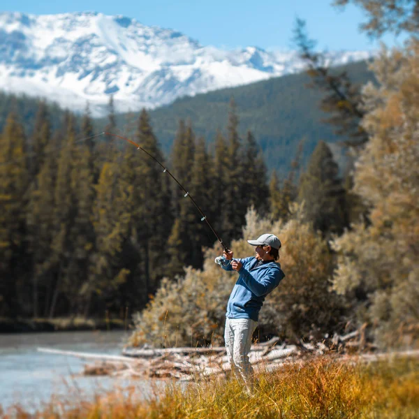 Jovem Pescador Amador Pesca Rio Com Montanhas Cobertas Neve Fundo — Fotografia de Stock