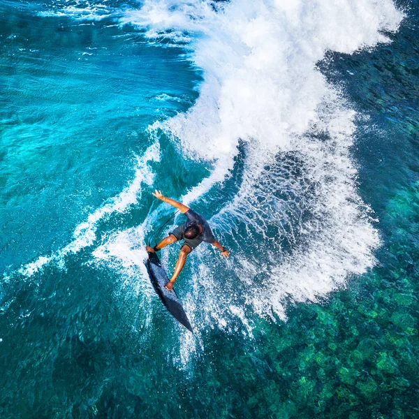 공중에서 아래쪽을 사나운 대양의 파도를 파도타기하는 사람이 보인다 하와이 오하우 — 스톡 사진