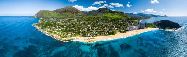 Oahu 'nun batı kıyısında Makaha Vadisi ve Papaoneone plajı ile hava manzarası. Hawaii, ABD