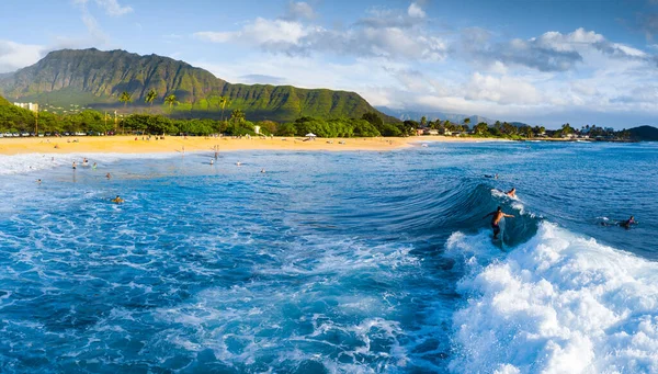 Panorama Över Surfingplatsen Makaha Med Surfaren Ridande Vågen Oahu Och — Stockfoto