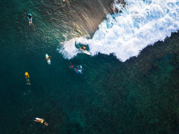 小さな波で楽しむサーファーの空中ビュー ハワイのオアフ島 — ストック写真