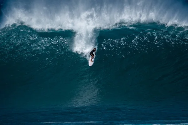 Oahu Usa December 2018 Surfer Rides Giantic Wave Banzai Pipeline — Stock Photo, Image