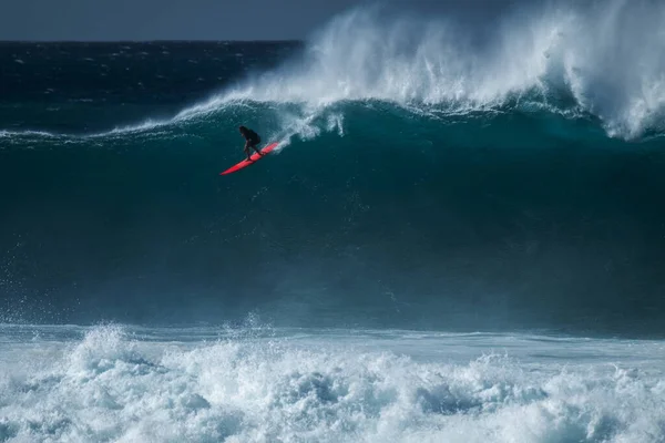 Ekstremalny Surfer Jeździ Gigantyczną Falą Oceaniczną Waimea Bay Surf Spot — Zdjęcie stockowe