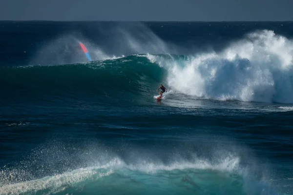Oahu Usa Dezembro 2018 Surfista Monta Gigantesca Onda Waimea Bay — Fotografia de Stock