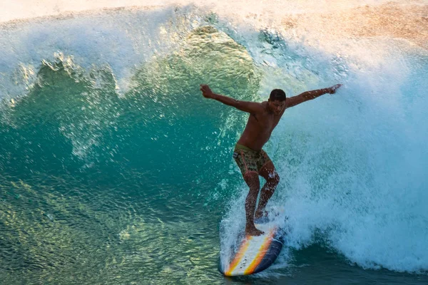 Oahu Usa Novembre 2018 Surfista Polinesiano Cavalca Grandi Onde Oceaniche — Foto Stock