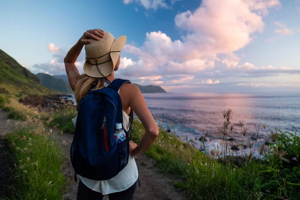 Femme Chapeau Jouit Coucher Soleil Vue Sur Côte — Photo