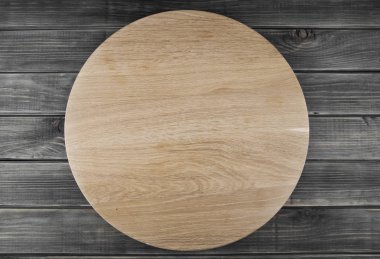 Pizza tahta ahşap arka plan üzerinde yuvarlak