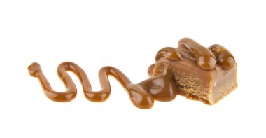 Beyaz arkaplanda karamel izole