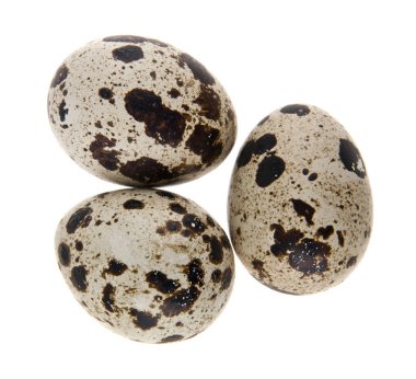 Beyaz arka planda izole edilmiş bıldırcın yumurtaları