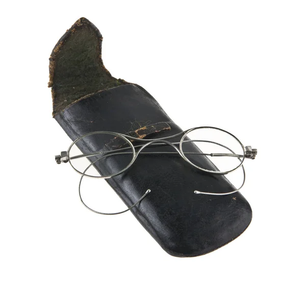 Gamla Glasögon Ett Svart Läderfodral Isolerad Vit Bakgrund — Stockfoto