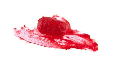 Beyaz arkaplanda kırmızı ruj izole edildi