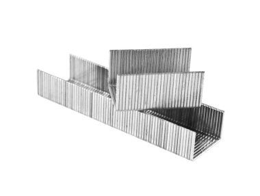 Zımba için metal zımbalar beyaz arkaplanda izole edildi