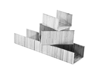 Zımba için metal zımbalar beyaz arkaplanda izole edildi