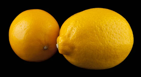 黒を基調とした黄色いレモン — ストック写真