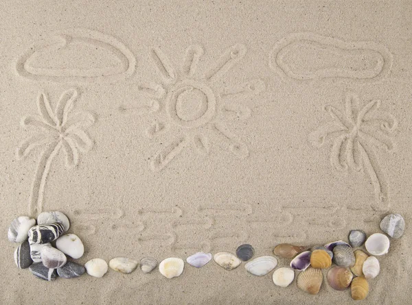 Ракушки Камни Рисунком Песке Отдыха Заднем Плане — стоковое фото