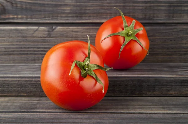 Czerwone Soczyste Pomidory Podłoże Drewniane — Zdjęcie stockowe