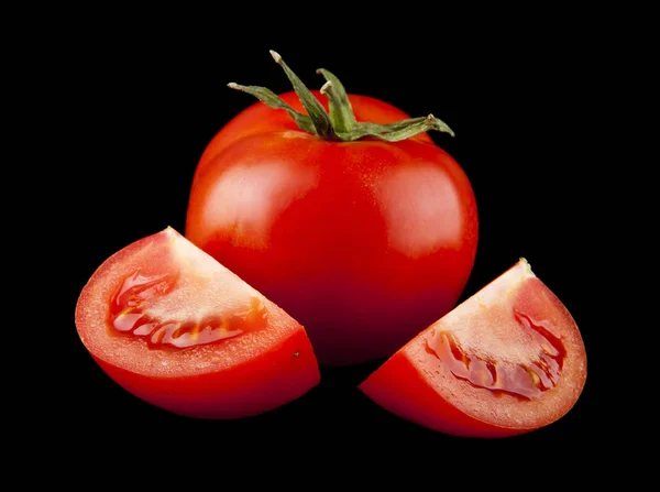 黒の背景に分離されたジューシーなトマト — ストック写真