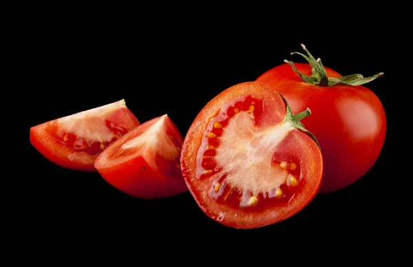 黑色背景的红色多汁西红柿 — 图库照片