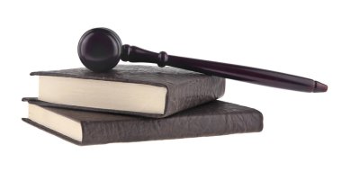 tahta çekiç ve beyaz arka plan üzerinde izole kitap