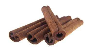 çubuk tarçın baharat beyaz arka plan üzerinde izole