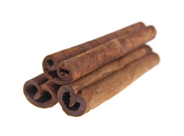 çubuk tarçın baharat beyaz arka plan üzerinde izole
