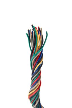 beyaz arkaplanda izole edilmiş renkli kablolar