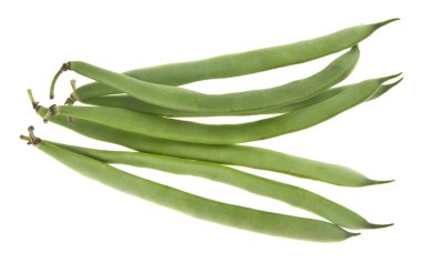 Beyaz arkaplanda yeşil fasulyeler izole