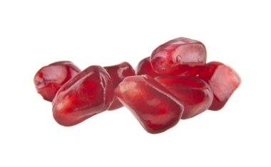 Beyaz arka plan üzerinde izole kırmızı nar çilek