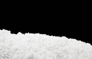 siyah bir zemin üzerine beyaz kar