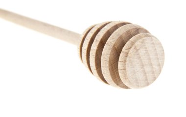 Beyaz arkaplanda izole edilmiş bal için tahta kaşık