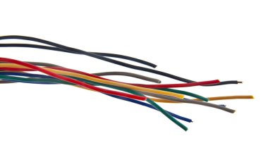 beyaz arkaplanda izole edilmiş renkli kablolar