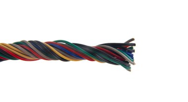 beyaz arkaplanda izole edilmiş renkli kablolar