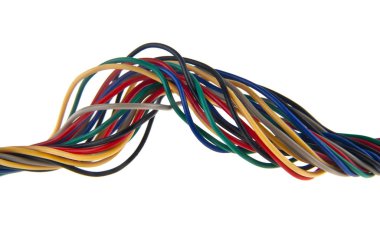 beyaz arkaplanda izole edilmiş renkli kablolar