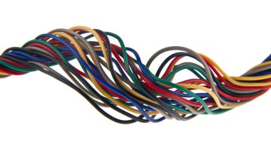 beyaz arkaplanda izole edilmiş renkli kablolar